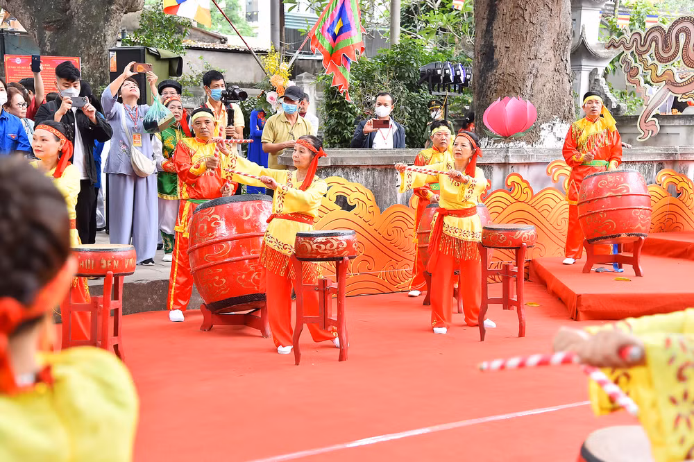 Lễ hội chùa Láng là dịp để người dân có thể tìm hiểu về truyền thống văn hóa của địa phương cũng như là dịp thể hiện mối đoàn kết, giao lưu giữa người dân địa phương và du khách thập phương. Lễ hội chùa Láng là dịp để người dân có thể tìm hiểu về truyền thống văn hóa của địa phương cũng như là dịp thể hiện mối đoàn kết, giao lưu giữa người dân địa phương và du khách thập phương.