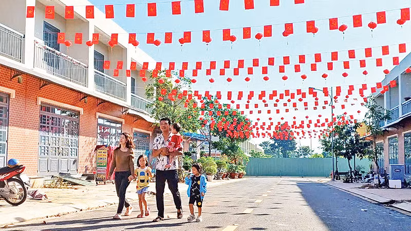 Khu nhà ở xã hội tại phường Bảo Vinh, thành phố Long Khánh (tỉnh Đồng Nai) được trang trí để đón Tết Nguyên đán Ất Tỵ.