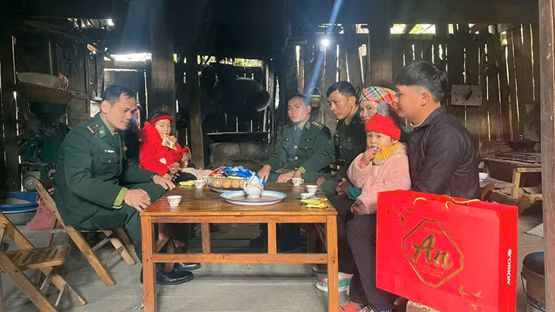 Cán bộ Đồn Biên phòng Sơn Vĩ, Bộ Chỉ huy Bộ đội Biên phòng tỉnh Hà Giang đến thăm, chúc Tết, tặng quà đồng bào dân tộc thiểu số.