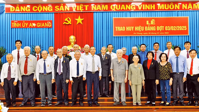 An Giang trao tặng Huy hiệu Đảng 