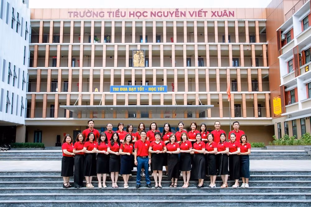 Đội ngũ giáo viên Trường tiểu học Nguyễn Viết Xuân