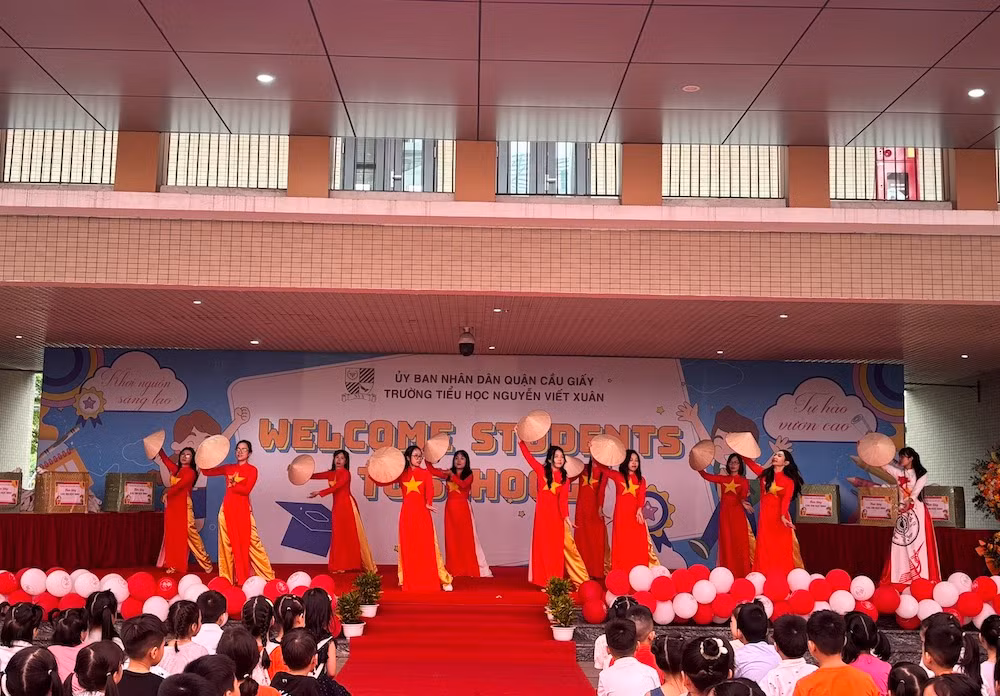 Giáo viên biểu diễn văn nghệ chào mừng học sinh trong Ngày hội Greeting day của Trường tiểu học Nguyễn Viết Xuân 