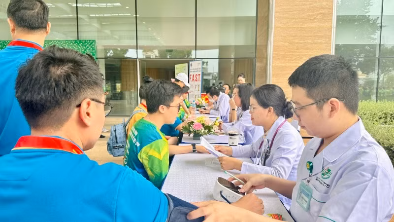 Khám tầm soát miễn phí yếu tố nguy cơ đột quỵ cho người tham gia chương trình đi bộ. Khám tầm soát miễn phí yếu tố nguy cơ đột quỵ cho người tham gia chương trình đi bộ.