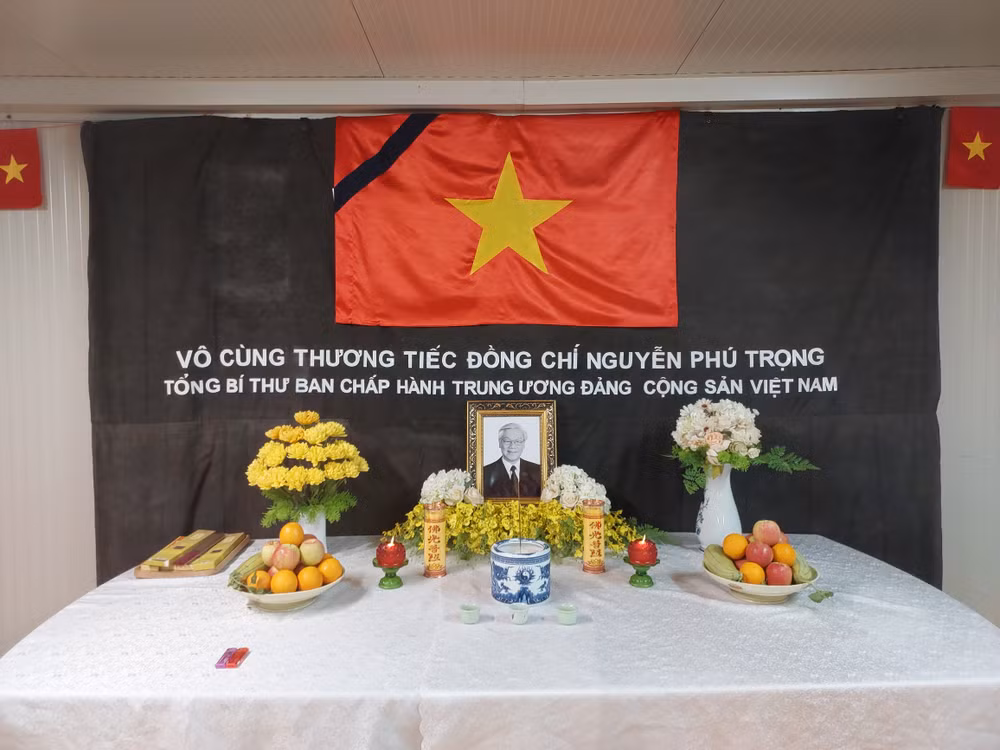Lọ hoa cúc trắng và cúc vàng do Tổ phụ nữ Bệnh viện Dã chiến cấp 2 số 5 tự làm.