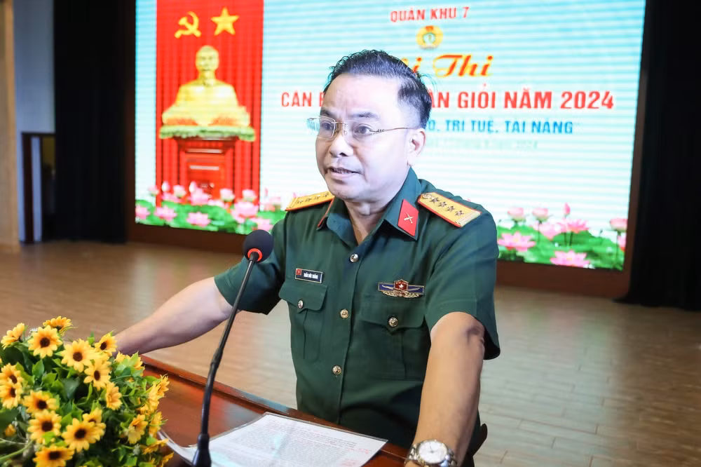 Đại tá Trần Đức Thắng, Phó Chủ nhiệm Chính trị Quân khu, Trưởng Ban Tổ chức Hội thi phát biểu khai mạc.