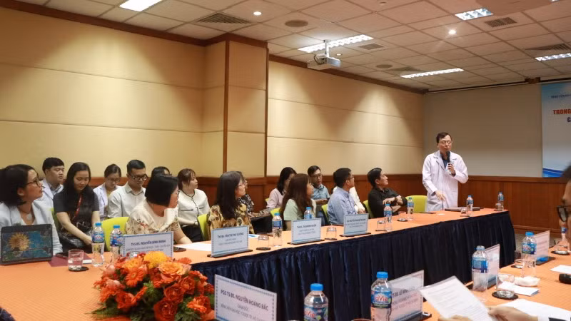 Các nhà khoa học chia sẻ về ứng dụng AI trong siêu âm tim tại buổi cam kết hợp tác.