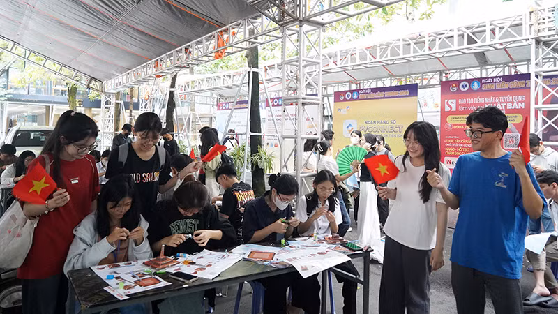 Gần 300 sinh viên đã tham gia cuộc thi cắt dán mô hình.