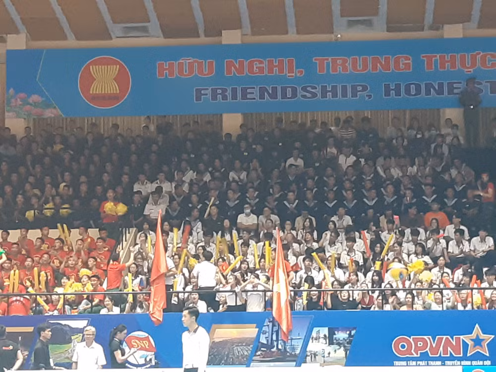 Nhà thi đấu Trung tâm Thể dục thể thao Quốc phòng II (quận Phú Nhuận, Thành phố Hồ Chí Minh) chật kín khán giả đến cổ vũ cho các đội Nhà thi đấu Trung tâm Thể dục thể thao Quốc phòng II (quận Phú Nhuận, Thành phố Hồ Chí Minh) chật kín khán giả đến cổ vũ cho các đội