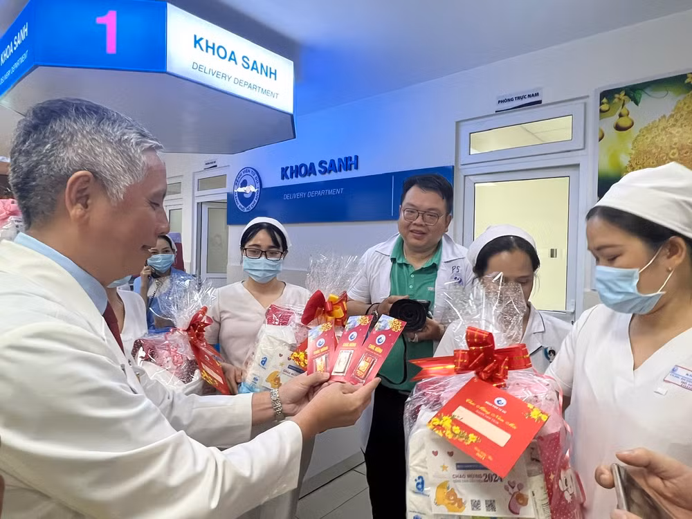 Bệnh viện Từ Dũ tặng 5 công dân nhí đầu tiên năm 2024 của thành phố mỗi em bé 1 chỉ vàng cùng những phần quà ý nghĩa.
