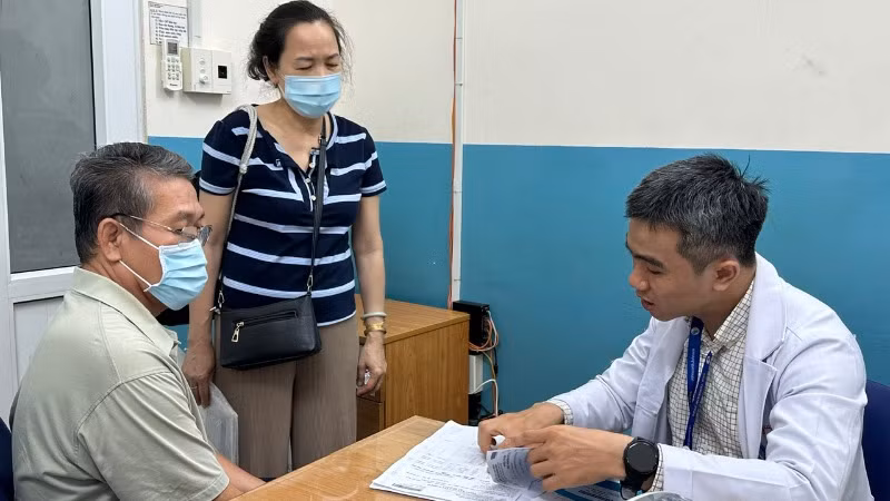 Bác sĩ Chuyên khoa II Nguyễn Phúc Nguyên đang trao đổi với người bệnh và người nhà trong đợt tái khám.