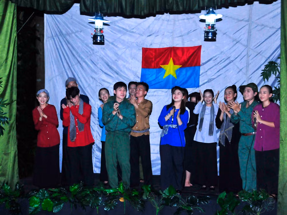 Tái hiện cảnh đoàn văn công huyện Củ Chi về biểu diễn phục vụ người dân, du kích, bộ đội. Tái hiện cảnh đoàn văn công huyện Củ Chi về biểu diễn phục vụ người dân, du kích, bộ đội.