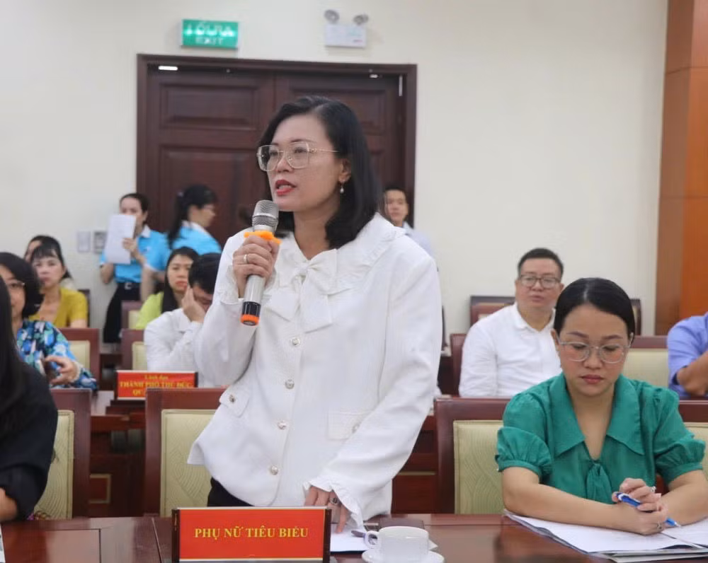 PGS, TS, BS Hoàng Thị Diễm Tuyết, Giám đốc Bệnh viện Hùng Vương nêu ý kiến, hiện nay cán bộ nữ tham gia hoạt động quản lý, lãnh đạo trong ngành y tế còn hạn chế. PGS, TS, BS Hoàng Thị Diễm Tuyết, Giám đốc Bệnh viện Hùng Vương nêu ý kiến, hiện nay cán bộ nữ tham gia hoạt động quản lý, lãnh đạo trong ngành y tế còn hạn chế.