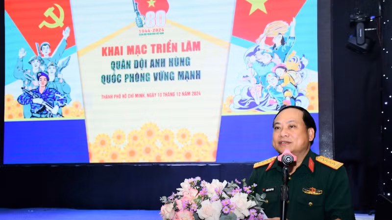 Đại tá Nguyễn Như Trúc, Phó Chủ nhiệm Chính trị Quân khu 7 phát biểu khai mạc Triển lãm.
