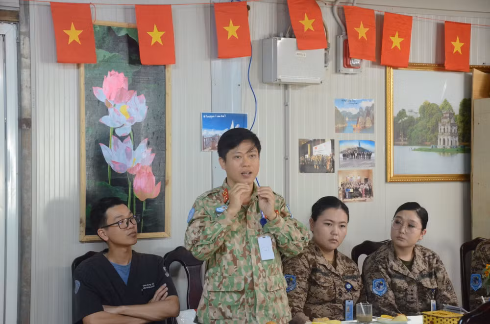 ThS,BS Trương Như Quân, Chủ nhiệm khoa Nội, Bệnh viện dã chiến cấp 2 số 5 trình bày báo cáo “Quản lý bệnh lý tiêu chảy” (Ảnh Bệnh viện dã chiến cấp 2 số 5 cung cấp). ThS,BS Trương Như Quân, Chủ nhiệm khoa Nội, Bệnh viện dã chiến cấp 2 số 5 trình bày báo cáo “Quản lý bệnh lý tiêu chảy” (Ảnh Bệnh viện dã chiến cấp 2 số 5 cung cấp).