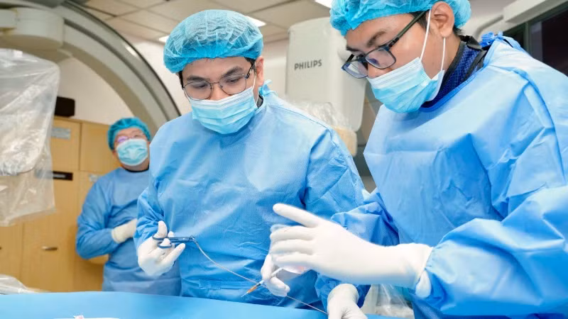 Kỹ thuật này sử dụng một dụng cụ chuyên dụng để lấy mẫu mô nhỏ từ cơ tim. Kỹ thuật này sử dụng một dụng cụ chuyên dụng để lấy mẫu mô nhỏ từ cơ tim.
