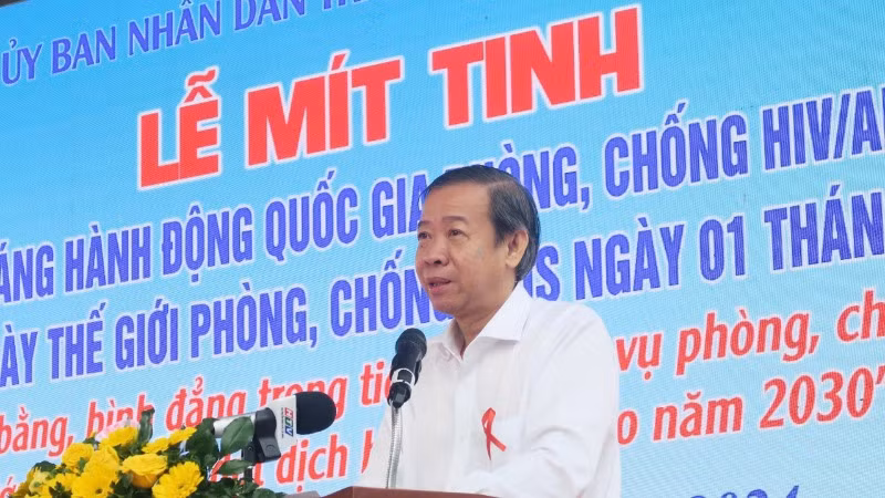 Tiến sĩ, bác sĩ Nguyễn Văn Vĩnh Châu, Phó Giám đốc Sở Y tế Thành phố Hồ Chí Minh phát biểu tại lễ mít-tinh. Tiến sĩ, bác sĩ Nguyễn Văn Vĩnh Châu, Phó Giám đốc Sở Y tế Thành phố Hồ Chí Minh phát biểu tại lễ mít-tinh.