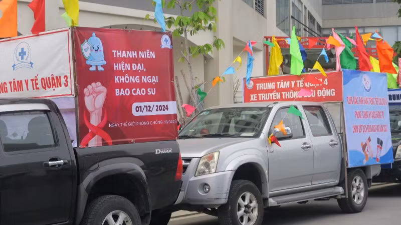 Đoàn xe diễu hành nhằm tạo sự lan tỏa mạnh mẽ trong cộng đồng về phòng chống HIV/AIDS.