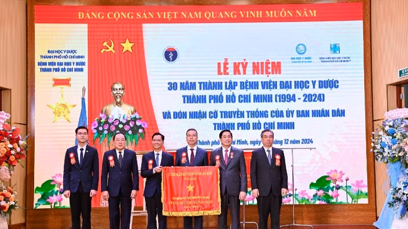Đồng chí Nguyễn Phước Lộc, Phó Bí thư Thành ủy Thành phố Hồ Chí Minh, Chủ tịch Mặt trận Tổ quốc Việt Nam Thành phố Hồ Chí Minh trao Cờ Truyền thống của Ủy ban nhân dân Thành phố Hồ Chí Minh cho Bệnh viện vì đã có thành tích trong công tác liên tục nhiều năm nhân kỷ niệm 30 năm thành lập Bệnh viện (1994-2024).