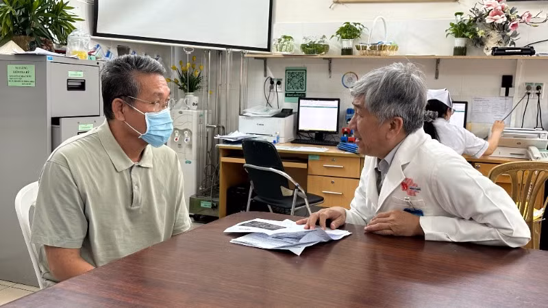 Bệnh nhân trao đổi với Tiến sĩ, bác sĩ Phạm Phú Phát sau phẫu thuật. Bệnh nhân trao đổi với Tiến sĩ, bác sĩ Phạm Phú Phát sau phẫu thuật.