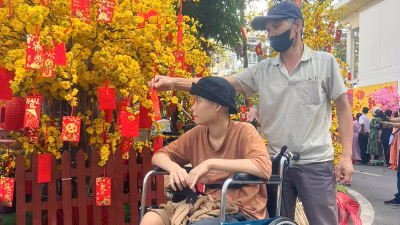 Anh Trần Minh Phương cùng bố phấn khởi tham gia chương trình.