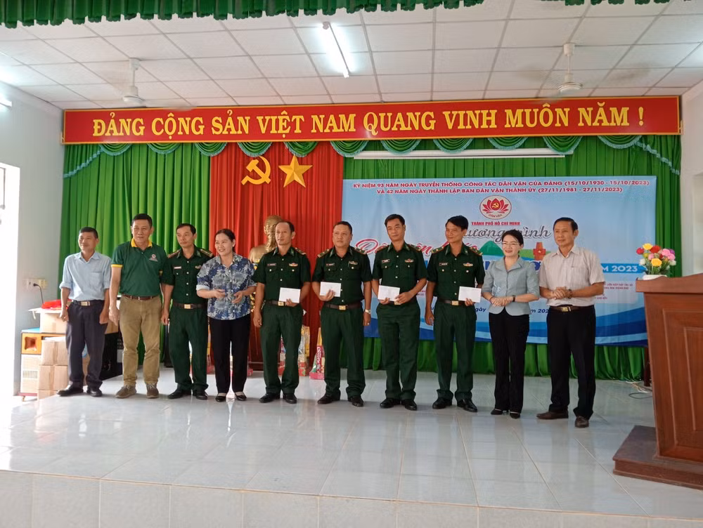 Trao tặng kinh phí chăm lo cho các chiến sĩ đang thực hiện nhiệm vụ tại 10 đồn biên phòng trên địa bàn tại Huyện Bù Đốp, Huyện Bù Gia Mập, tỉnh Bình Phước.