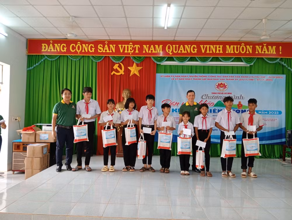 Trao tặng học bổng cho các em học sinh ở huyện Bù Đốp, Tỉnh Bình Phước
