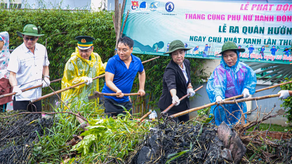 Ban Tổ chức chương trình đang khơi thông kênh Rạch Nhà nuôi (Quận 12)