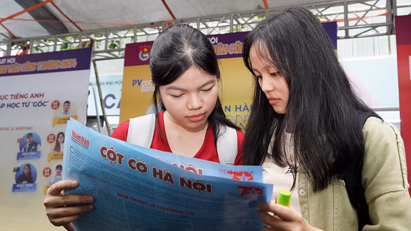 Sinh viên hào hứng tìm hiểu các thông tin của tờ Phụ san đặc biệt "Cột cờ Hà Nội".