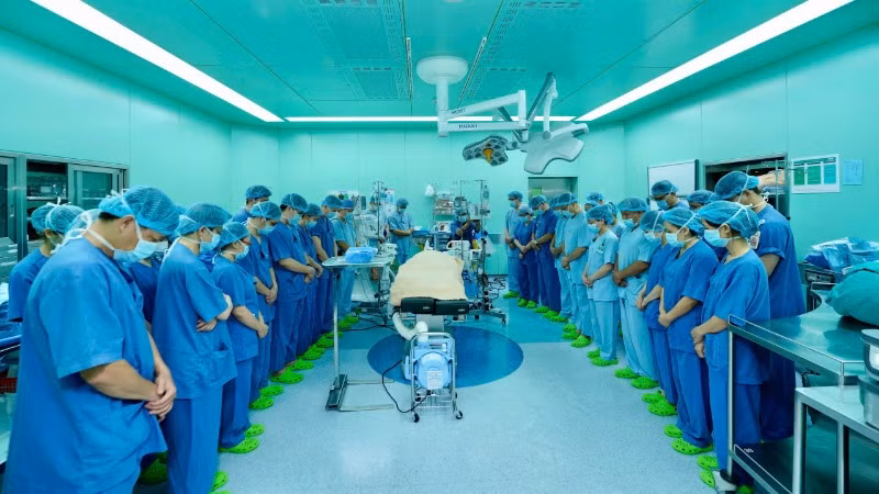 Đội ngũ bác sĩ tri ân người hiến tạng.