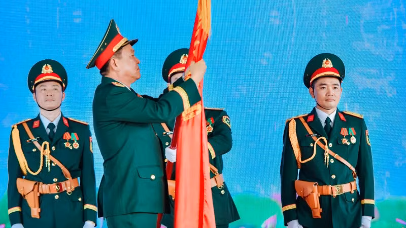 Thừa ủy quyền của Chủ tịch nước, Thượng tướng Võ Minh Lương trao danh hiệu Anh hùng Lực lượng vũ trang nhân dân tặng Khoa Hồi sức tích cực, Bệnh viện Quân y 175. 