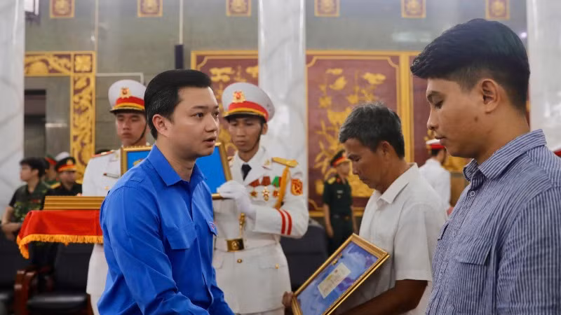Anh Nguyễn Minh Triết, Bí thư Trung ương Đoàn, Chủ tịch Trung ương Hội Sinh viên Việt Nam trao Huy hiệu Tuổi trẻ dũng cảm đến thân nhân các liệt sĩ. (Ảnh: Duy Anh) Anh Nguyễn Minh Triết, Bí thư Trung ương Đoàn, Chủ tịch Trung ương Hội Sinh viên Việt Nam trao Huy hiệu Tuổi trẻ dũng cảm đến thân nhân các liệt sĩ. (Ảnh: Duy Anh)