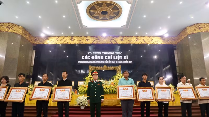 Trung tướng Trần Hoài Trung, Chính ủy Quân khu 7 trao Bằng Tổ quốc ghi công đến thân nhân các liệt sĩ. Trung tướng Trần Hoài Trung, Chính ủy Quân khu 7 trao Bằng Tổ quốc ghi công đến thân nhân các liệt sĩ.