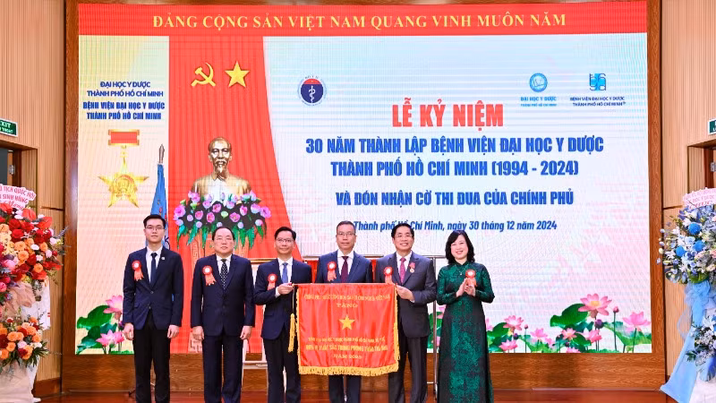 Đồng chí Đào Hồng Lan, Ủy viên Ban chấp hành Trung ương Đảng, Bí thư Ban cán sự Đảng, Bộ trưởng Y tế trao Cờ thi đua của Chính phủ cho Bệnh viện vì đã hoàn thành xuất sắc, toàn diện nhiệm vụ công tác, dẫn đầu phong trào thi đua yêu nước của Bộ Y tế năm 2023.