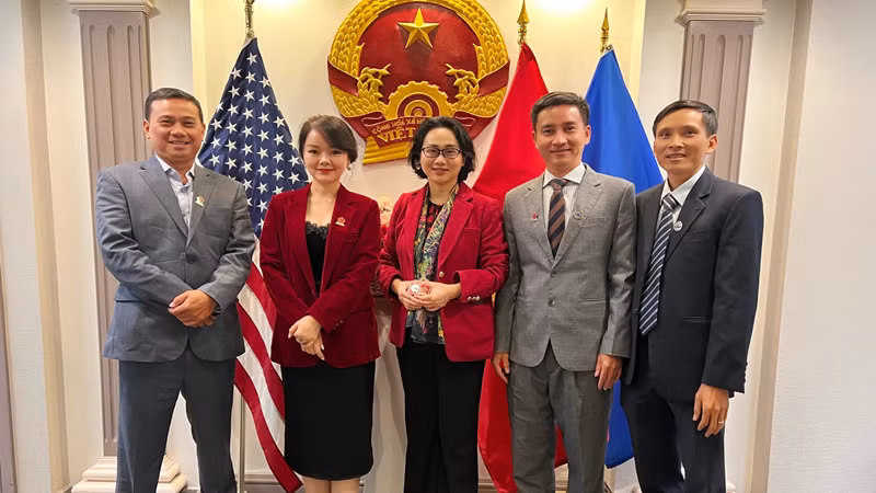 Các đại biểu đến thăm và trao đổi thông tin với đại diện Đại sứ quán Việt Nam tại Mỹ. (Ảnh: CTV) Các đại biểu đến thăm và trao đổi thông tin với đại diện Đại sứ quán Việt Nam tại Mỹ. (Ảnh: CTV)