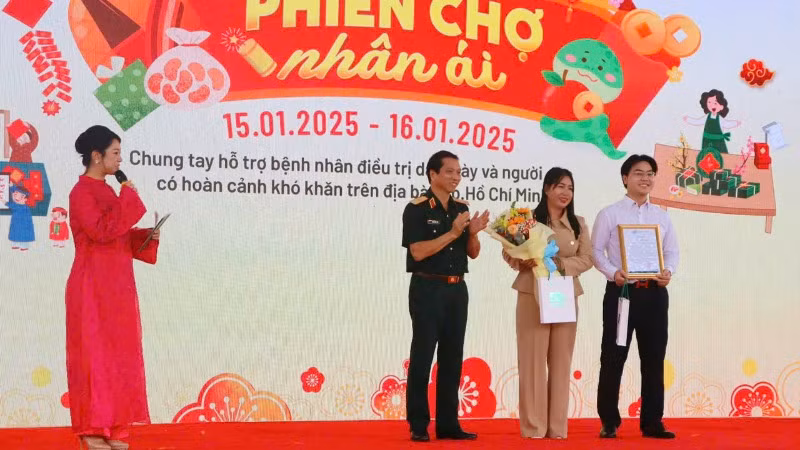 Thiếu tướng, Tiến sĩ, Thầy thuốc nhân dân Trần Quốc Việt, Giám đốc Bệnh viện Quân y 175 cảm ơn sự chung tay, tài trợ từ các doanh nghiệp và tổ chức xã hội. (Ảnh: Minh Hiếu)