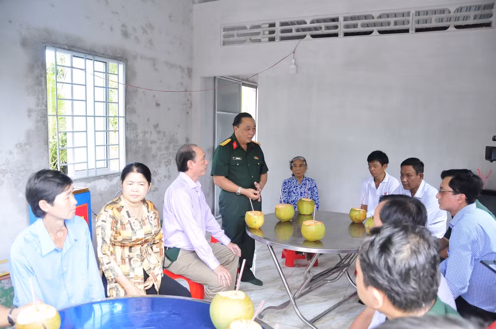 Đại diện Bộ Tư lệnh Thành phố Hồ Chí Minh cùng cấp ủy, chính quyền địa phương trong căn nhà tình nghĩa quân-dân mới hoàn thành.