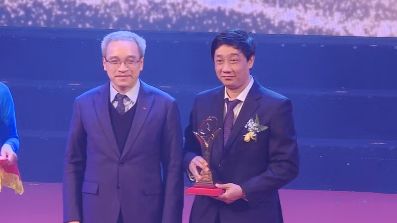Đại diện Bệnh Viện Chợ Rẫy nhận giải thưởng Vàng Chất lượng Quốc gia năm 2024. (Ảnh: Bệnh viện cung cấp)