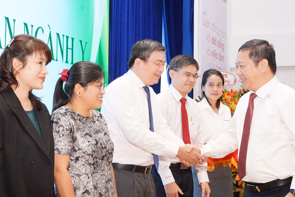Bên cạnh việc trao giải cho các tác giả, Báo Người lao động cũng tri ân và vinh danh 2 cá nhân, 3 tập thể tiêu biểu trong ngành y tế - là người thật việc thật bước ra từ các trang viết của các tác phẩm dự thi. Bên cạnh việc trao giải cho các tác giả, Báo Người lao động cũng tri ân và vinh danh 2 cá nhân, 3 tập thể tiêu biểu trong ngành y tế - là người thật việc thật bước ra từ các trang viết của các tác phẩm dự thi.