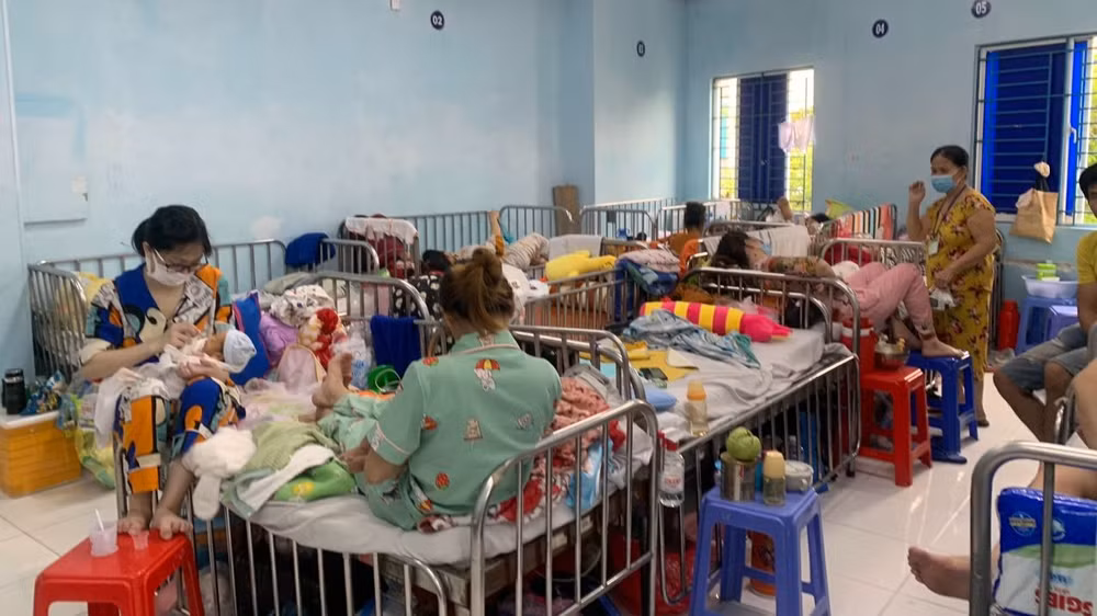 Nhiều bệnh nhi sởi biến chứng viêm phổi đang được điều trị tại Bệnh viện Nhi đồng 1, Thành phố Hồ Chí Minh.