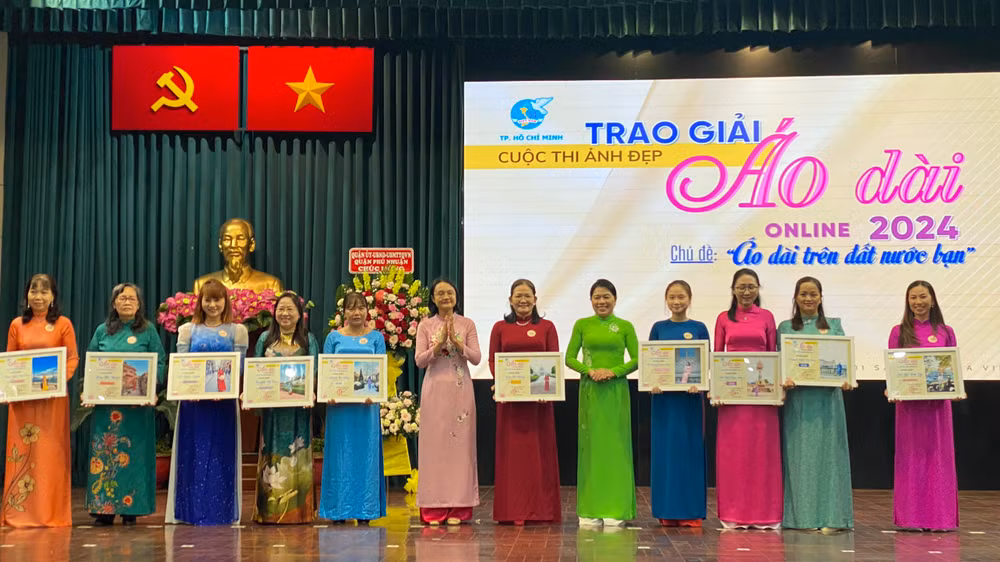 Bà Nguyễn Trần Phượng Trân, Chủ tịch Hội Liên hiệp phụ nữ Thành phố Hồ Chí Minh, trao giải cuộc thi ảnh đẹp Áo dài 2024. Bà Nguyễn Trần Phượng Trân, Chủ tịch Hội Liên hiệp phụ nữ Thành phố Hồ Chí Minh, trao giải cuộc thi ảnh đẹp Áo dài 2024.