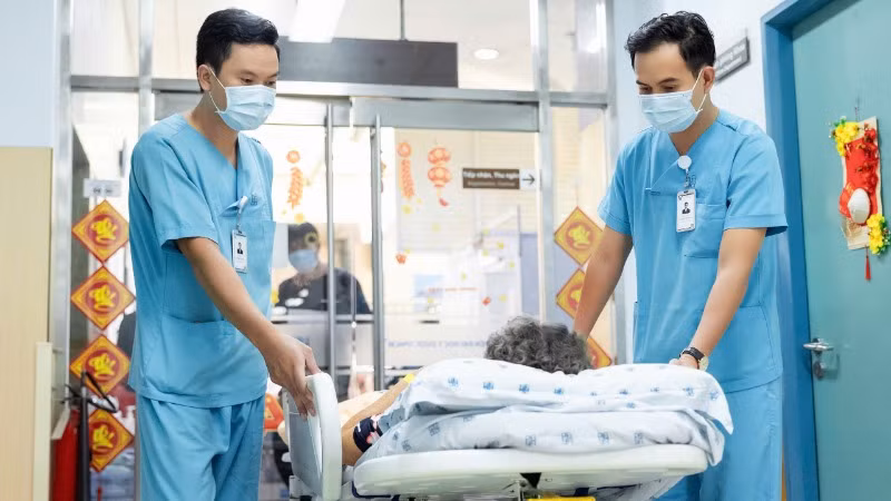 Bác sĩ và nhân viên y tế, khoa Cấp cứu, Bệnh viện Đại học Y Dược Thành phố Hồ Chí Minh luân phiên trực Tết để đảm bảo đủ quân số bác sĩ trực như ngày bình thường.