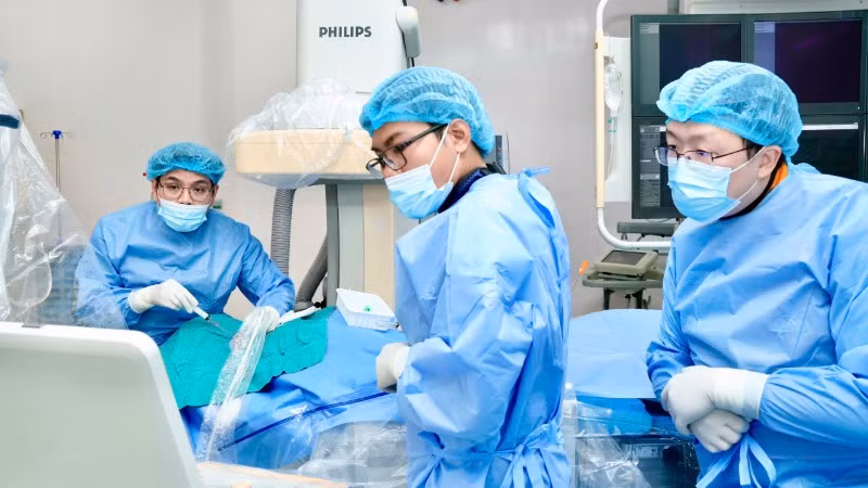 Bác sĩ Nguyễn Xuân Vinh, khoa Tim mạch Can thiệp, Bệnh viện Đại học Y Dược Thành phố Hồ Chí Minh thực hiện kỹ thuật sinh thiết nội mạc cơ tim.