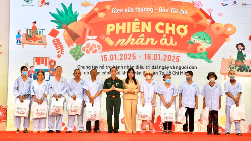 Nhiều bệnh nhân có hoàn cảnh khó khăn được nhận những món quà thiết thực (Ảnh: Minh Hiếu)