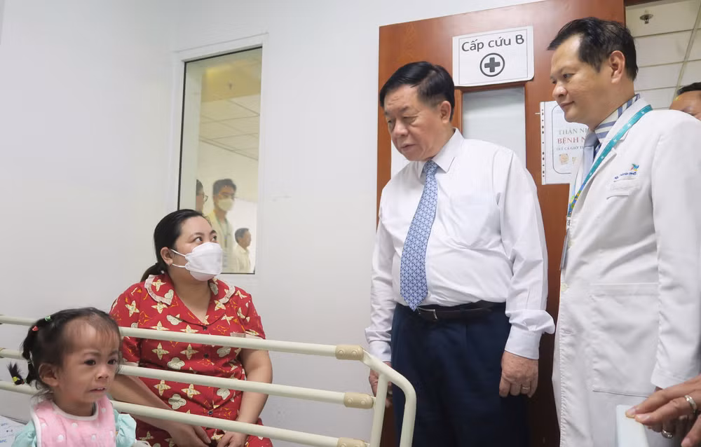 Phó Giáo sư, Tiến sĩ, bác sĩ Trương Quang Định, Giám đốc Bệnh viện Nhi Đồng thành phố (bên phải) cho biết, bệnh viện đã thực hiện thành công các ca phẫu thuật phức tạp. Phó Giáo sư, Tiến sĩ, bác sĩ Trương Quang Định, Giám đốc Bệnh viện Nhi Đồng thành phố (bên phải) cho biết, bệnh viện đã thực hiện thành công các ca phẫu thuật phức tạp.