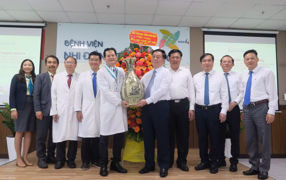 Đồng chí Nguyễn Trọng Nghĩa (đứng giữa bên phải) đề nghị ngành Y tế Thành phố Hồ Chí Minh và Bệnh viện Nhi Đồng thành phố cần quan tâm hơn nữa vấn đề dự phòng, chăm sóc sức khỏe trẻ em. Đồng chí Nguyễn Trọng Nghĩa (đứng giữa bên phải) đề nghị ngành Y tế Thành phố Hồ Chí Minh và Bệnh viện Nhi Đồng thành phố cần quan tâm hơn nữa vấn đề dự phòng, chăm sóc sức khỏe trẻ em.