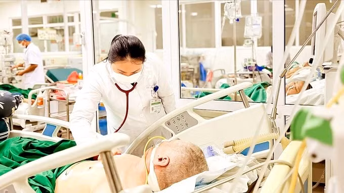 Bệnh nhân bị viêm phổi do cúm đang điều trị tại Bệnh viện Bệnh nhiệt đới Thành phố Hồ Chí Minh