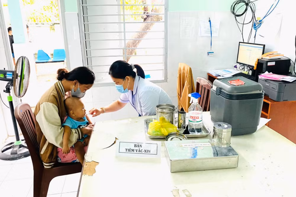 Bác sĩ tiêm vaccine sởi tại huyện Cần Giờ. Bác sĩ tiêm vaccine sởi tại huyện Cần Giờ.