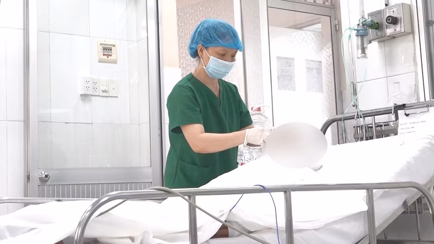 Nhân viên y tế đang chăm sóc vết thương cho nạn nhân. (Ảnh: Bệnh viện cung cấp)
