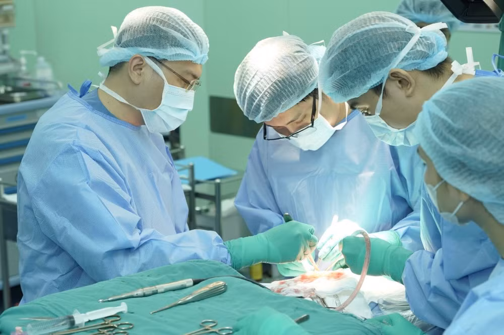 Ca phẫu thuật kéo dài 5 tiếng và được truyền hình trực tiếp đến hội trường Hội nghị.
