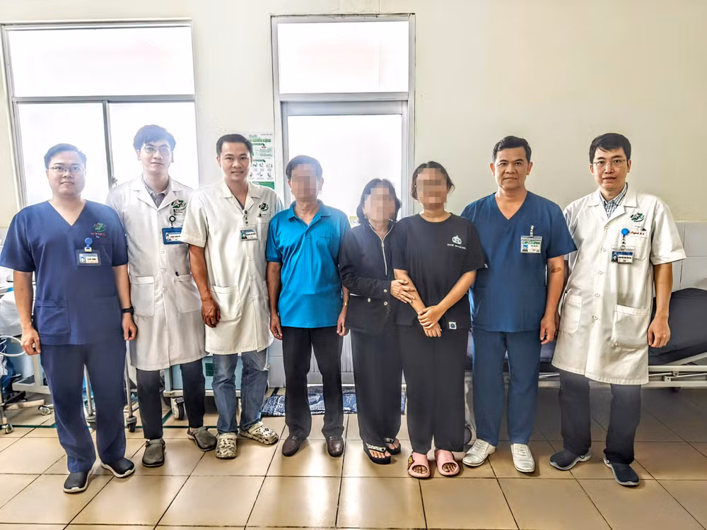Bệnh nhân phục hồi sức khỏe tốt và chụp hình cùng ê-kíp mổ trước khi xuất viện.